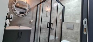 Superior Suite | Bathroom | Shower, slippers, towels, soap - Mersin Panorama Otel (Erdemli)