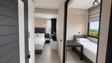 Standard Triple Room | Desk, laptop workspace, free WiFi, bed sheets