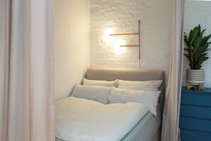 1 habitación, tabla de planchar con plancha, wifi gratis y ropa de cama