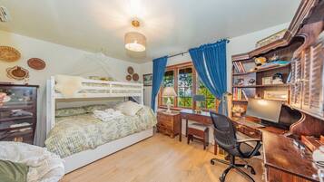 4 bedrooms, desk, iron/ironing board, WiFi