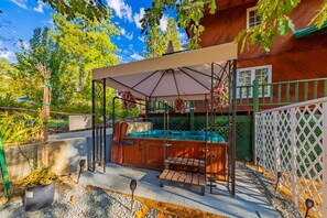 Outdoor spa tub - Sunset Summits Cabin | Hot Tub | Game Room | (Oakhurst)