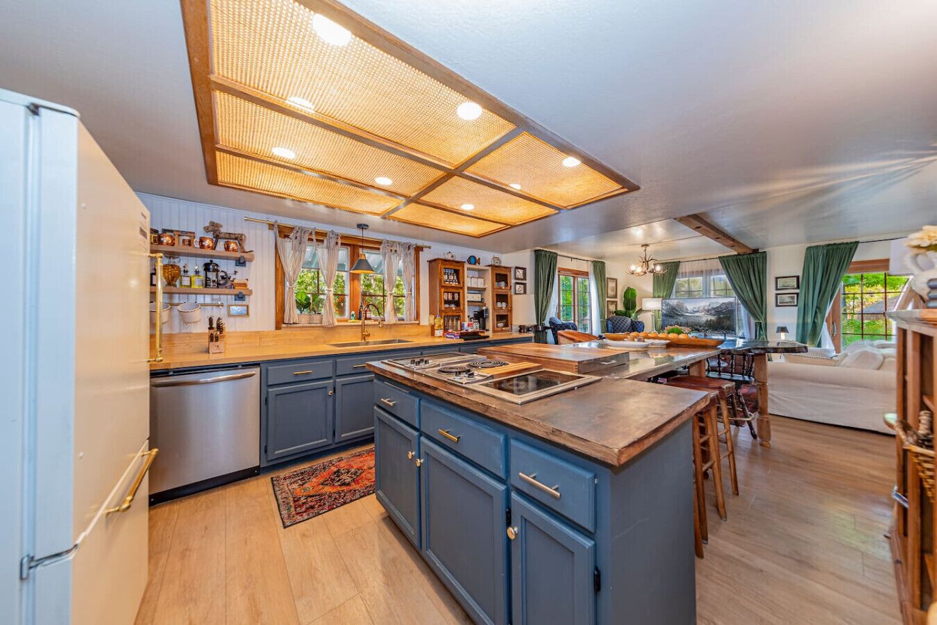 Geladeira, micro-ondas, fogão, cooktop