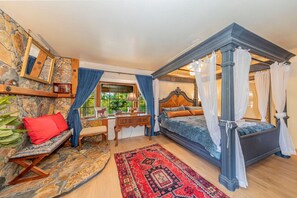 4 bedrooms, desk, iron/ironing board, WiFi