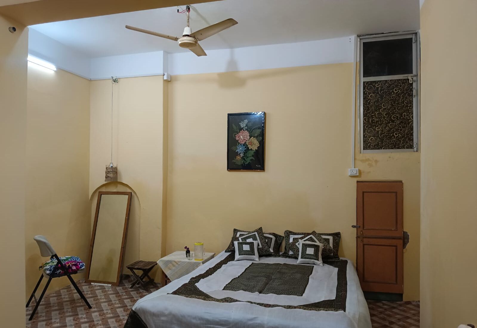 1 habitación, tabla de planchar con plancha, wifi y ropa de cama 