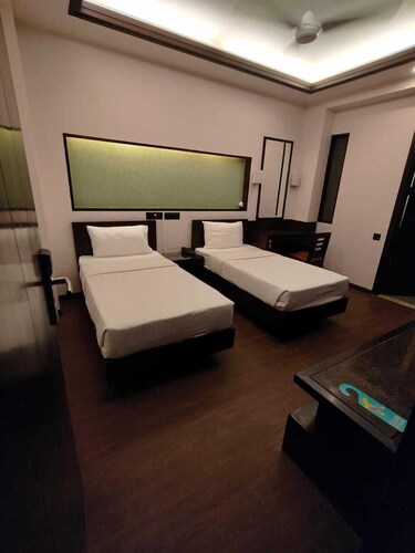 aashraye absolute luxury