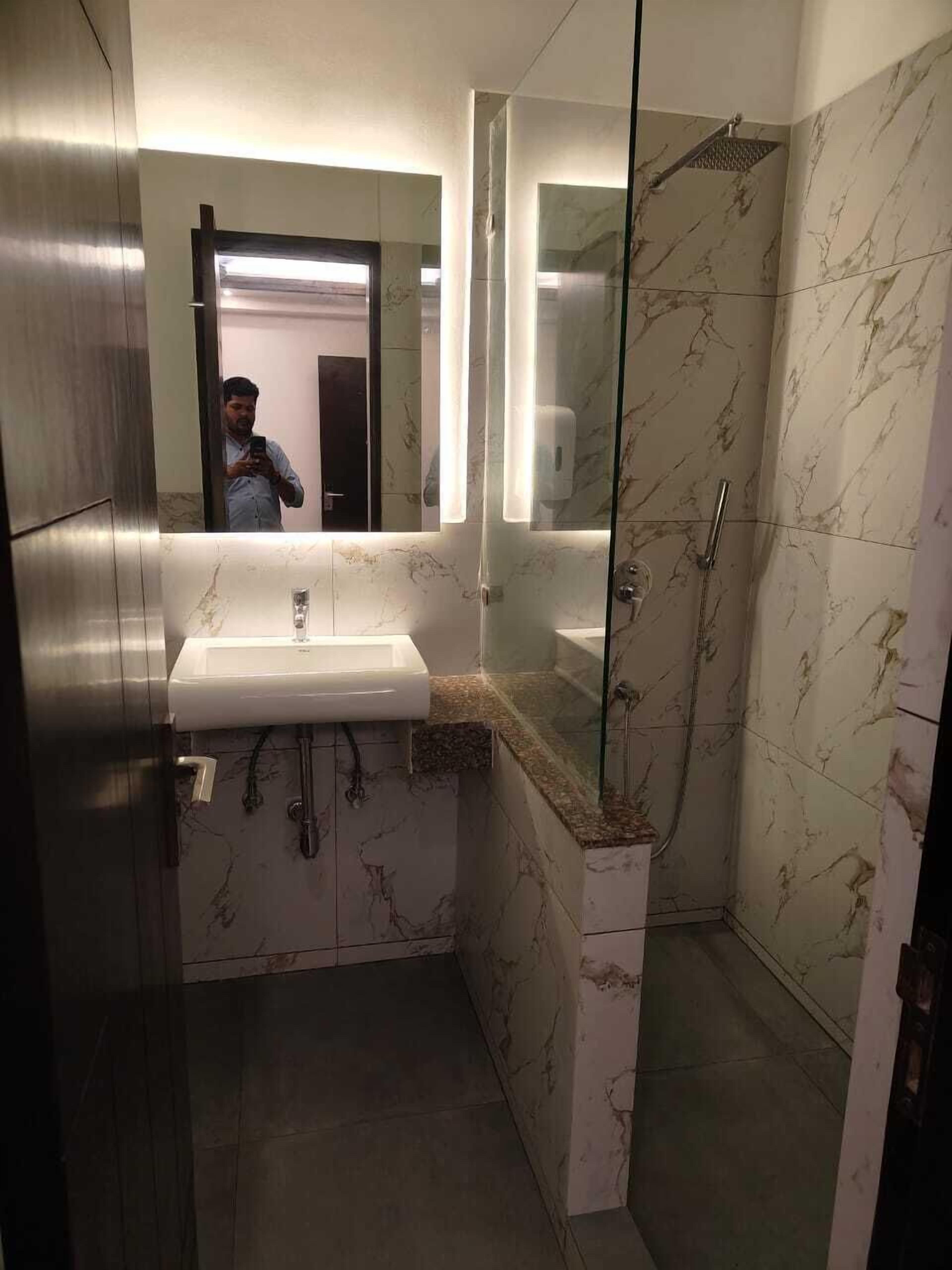 Deluxe Double or Twin Room | Bathroom | Towels, soap, shampoo, toilet paper