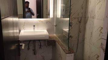 Deluxe Double or Twin Room | Bathroom | Towels, soap, shampoo, toilet paper