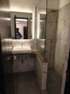 Deluxe Double or Twin Room | Bathroom | Towels, soap, shampoo, toilet paper - aashraye absolute luxury (New Delhi)