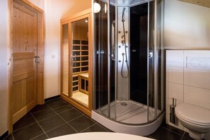 Douche, sèche-cheveux, serviettes fournies