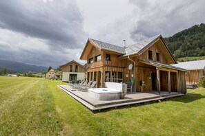 Outdoor spa tub - Chalet with private sauna (Murau)