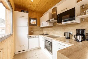 Kjøleskap, mikrobølgeovn, ovn og kokeplater