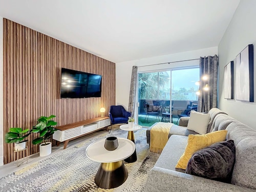 Sleek 1BR: Pool & Fashionable Design