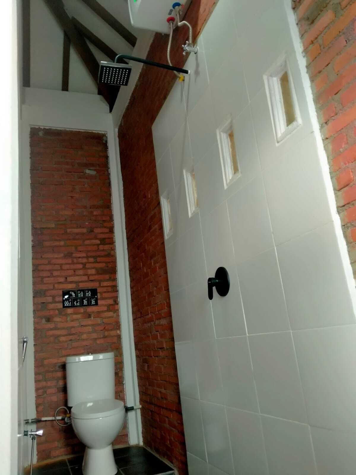 Habitació doble bàsica, balcó, vistes a la platja | Bany | Articles de tocador gratuïts, tovalloles, sabó i xampú 