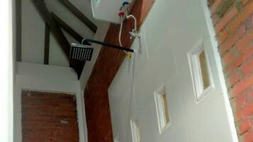 Habitació doble bàsica, balcó, vistes a la platja | Bany | Articles de tocador gratuïts, tovalloles, sabó i xampú