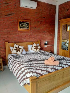 Basic Double Room, Balcony, Beach View | Free WiFi - Rumah Pantai Krui (South Krui)