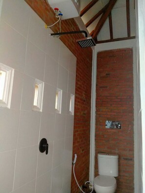 Basic Twin Room, Balcony, Pool View | Bathroom