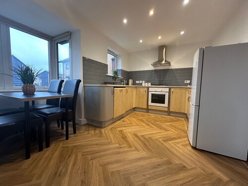 Four bed free parking contractor house