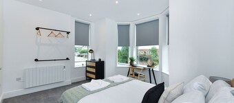 Stylish Flat with En-Suites Near Nature & Amenities