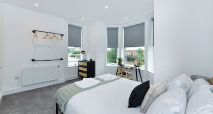 Stylish Flat with En-Suites Near Nature & Amenities