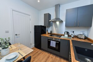 Private kitchen - Stylish Flat Near Nature, Uni & Town Centre w/ Parking (Beeston)