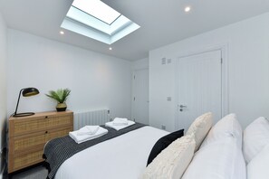 1 chambre, fer et planche à repasser