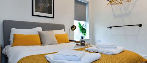 2 habitaciones y tabla de planchar con plancha