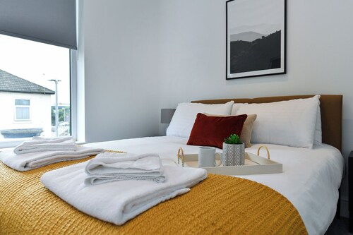 Charming 2-Bed Flat: Stylish, Spacious, & Prime Location