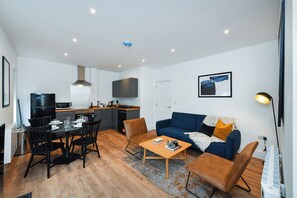 Living area - Charming 2-Bed Flat: Stylish, Spacious, & Prime Location (Beeston)