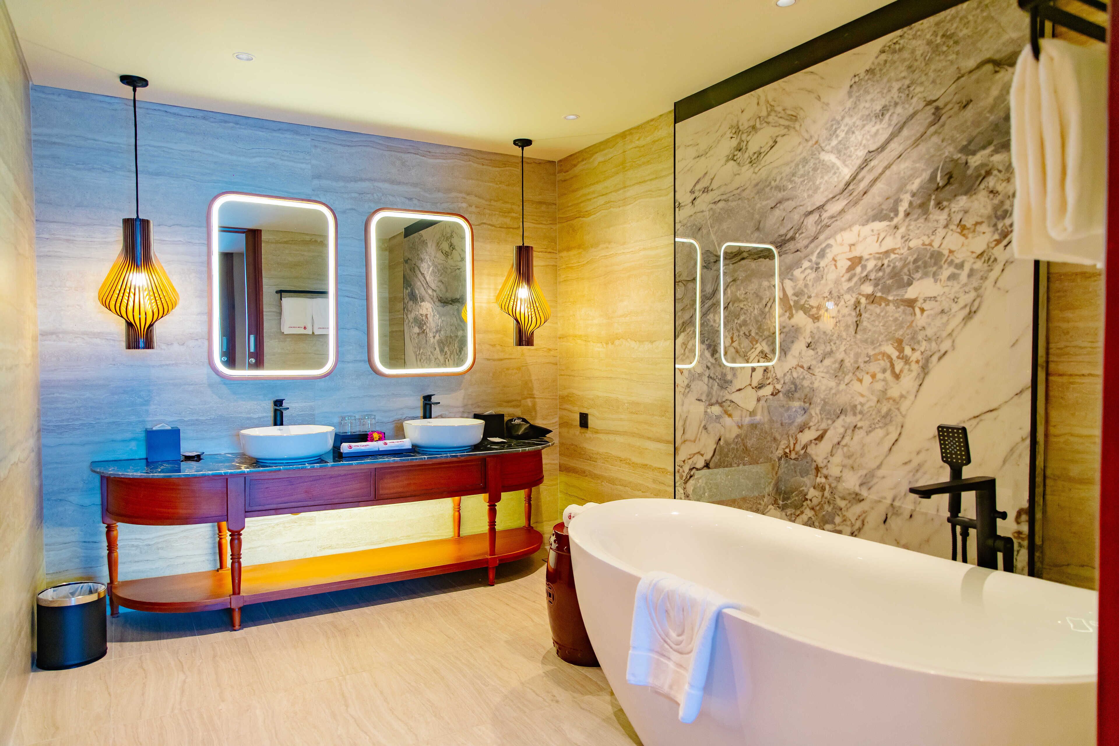 Presidential Suite | Bathroom | Shower, free toiletries, hair dryer, bathrobes