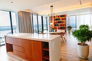 Ropa de cama de alta calidad, colchones con efecto memoria y minibar