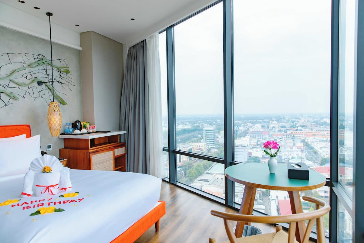 1 bedroom, premium bedding, memory-foam beds, minibar