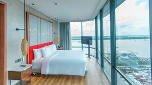 King Suite Room, River View | 高級寢具、記憶床墊、迷你吧、客房內保險箱