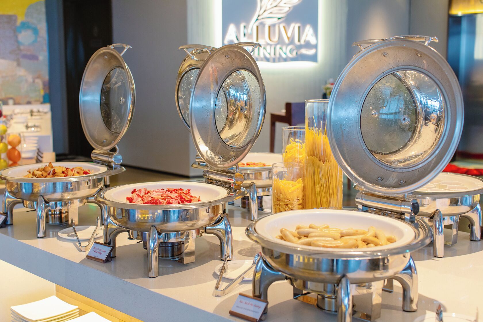 Buffets mit verschiedenen Speisen, darunter Pasta, Fleisch und Gemüse.