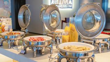 Buffets mit verschiedenen Speisen, darunter Pasta, Fleisch und Gemüse.