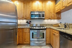 Fridge, microwave, stovetop, dishwasher