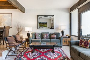 TV, fireplace - The Ideal West Vail Mountain Basecamp - Free Bus! (Vail)