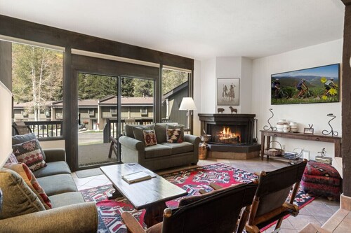 The Ideal West Vail Mountain Basecamp - Free Bus!