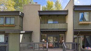 Un bâtiment à deux étages doté d’un balcon, d’une terrasse couverte et d’une véranda à l’avant.