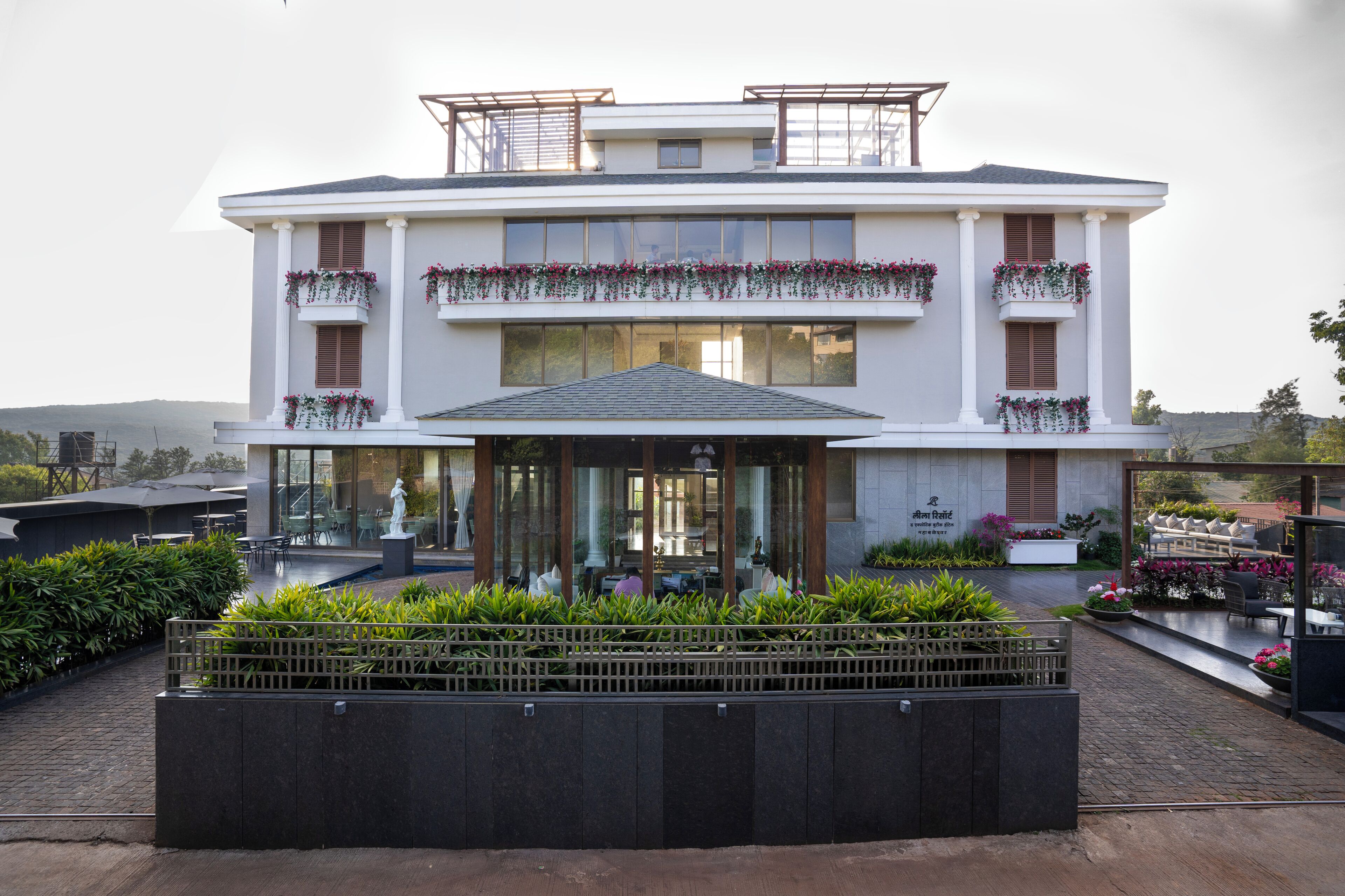 Vista frontal de la propiedad