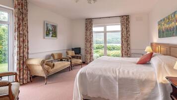 5 bedrooms, iron/ironing board, Internet, bed sheets