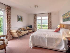 5 bedrooms, iron/ironing board, Internet, bed sheets