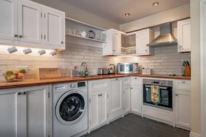 Fridge, microwave, oven, stovetop - 3 bedroom pet friendly home in the heart of Kenmare town (Kenmare)