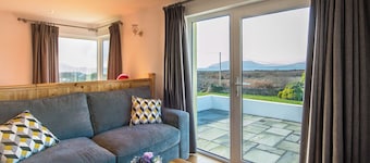 Cosy two bedroom cottage in Waterville with sea views