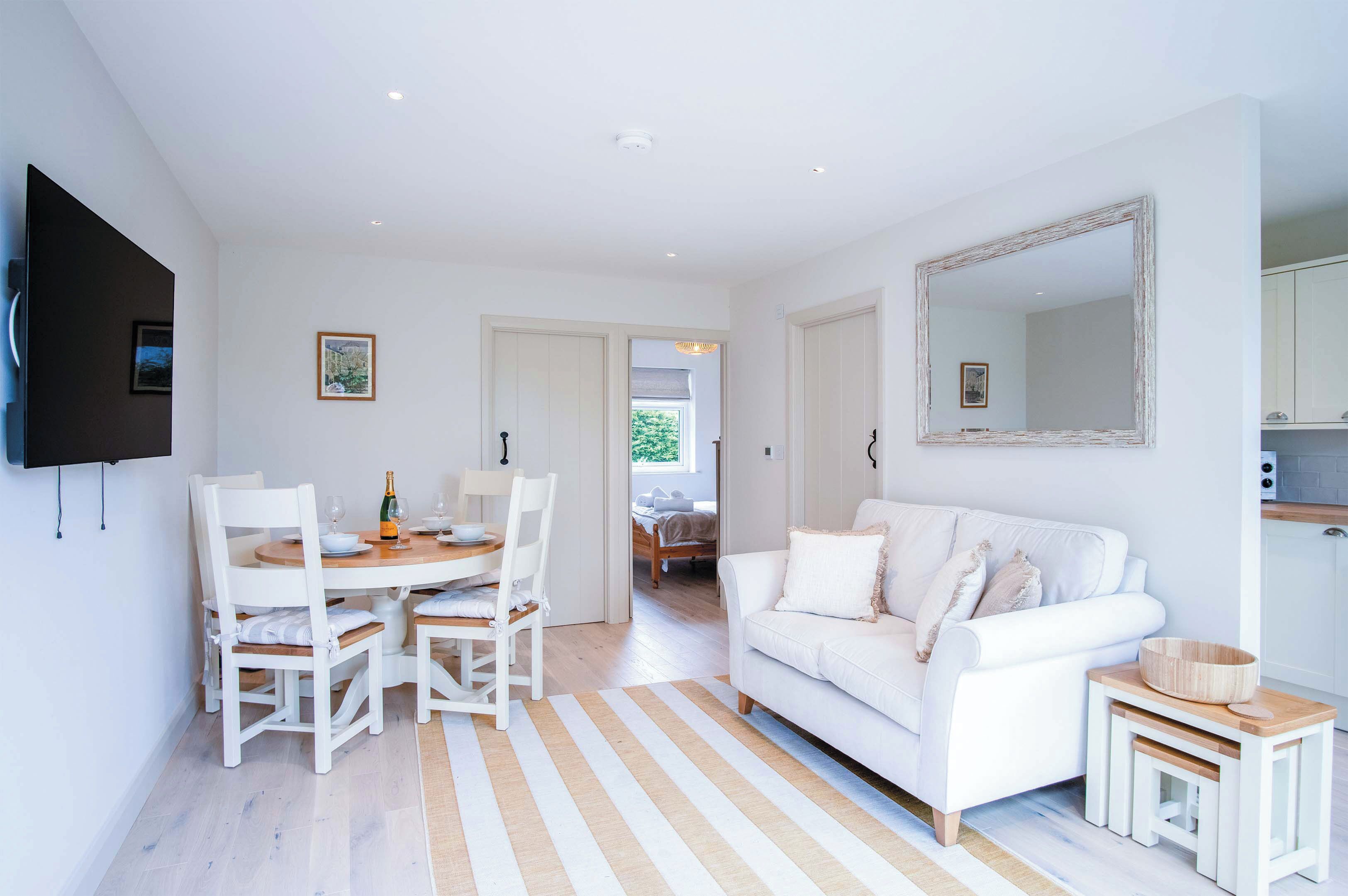 Televisi layar datar 32-inci dengan saluran TV kabel