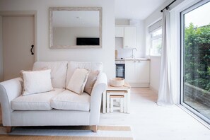 32-inch flat-screen TV with cable channels - Bayview 3 - 2 Bedroom - Bayview Oxwich (Swansea)