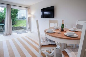 Stuga Standard | Vardagsrum | 32-tums platt-tv med kabelkanaler