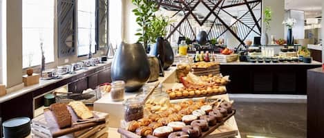 Daily continental breakfast (SAR 35 per person)