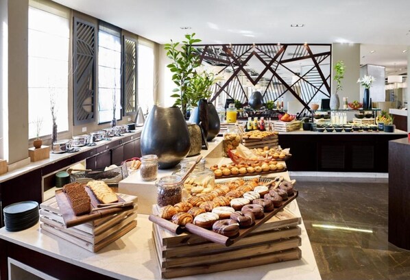 Daily continental breakfast (SAR 35 per person) - Cheerful Hotel Al Rass (Ar Rass)