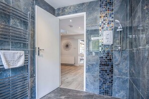 Towels - Bryn View – 5 Bedroom Holiday Home – Oxwich (Swansea)
