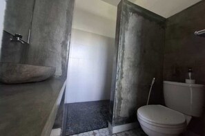 Deluxe Twin Room | Bathroom | Shower, towels, soap